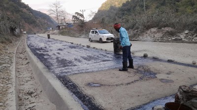  पुष्पलाल मध्यपहाडी लोकमार्ग : यात्रु र चालकलाई सास्ती 